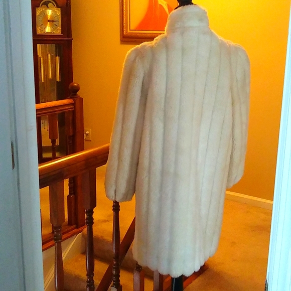 Lintage Off-White Faux Fur Coat - sz 15/16 - NOT Included in Bundling Sale - Picture 6 of 14